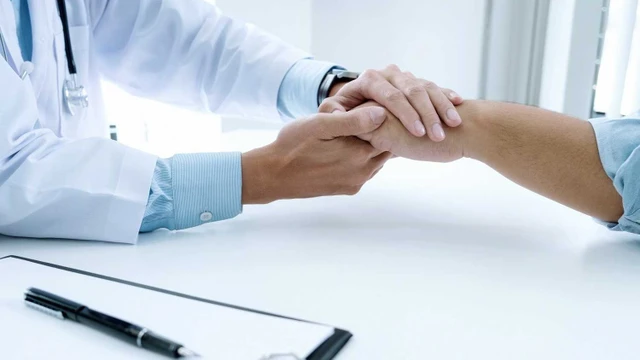 bai-viet/nen-lam-gi-khi-mot-nguoi-quen-bi-ung-thu-53911.html