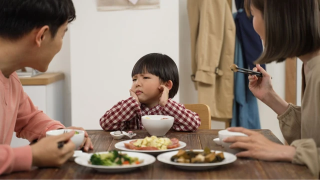 bai-viet/nen-lam-gi-khi-tre-khong-chiu-an-khi-bi-tay-chan-mieng.html