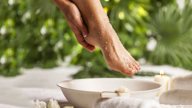 bai-viet/ngam-chan-bang-nuoc-muoi-mang-den-loi-ich-gi-cho-co-the-56126.html