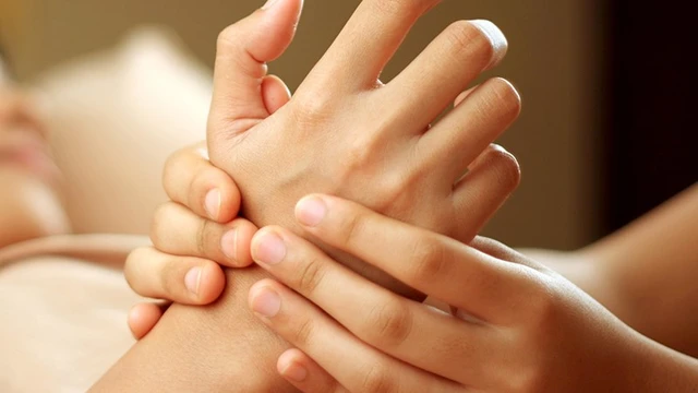 bai-viet/ngu-day-bi-te-tay-do-dau-lam-sao-de-khac-phuc-65860.html