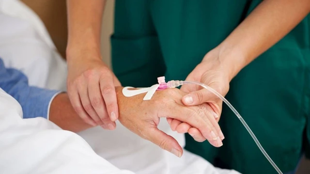 bai-viet/nguoi-bi-cam-cum-co-nen-truyen-nuoc-khong-vi-sao.html