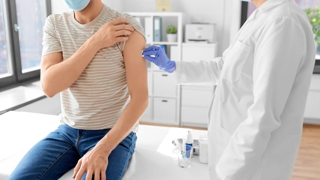 Người lớn có tiêm được vắc xin Barycela không? Những điều cần biết