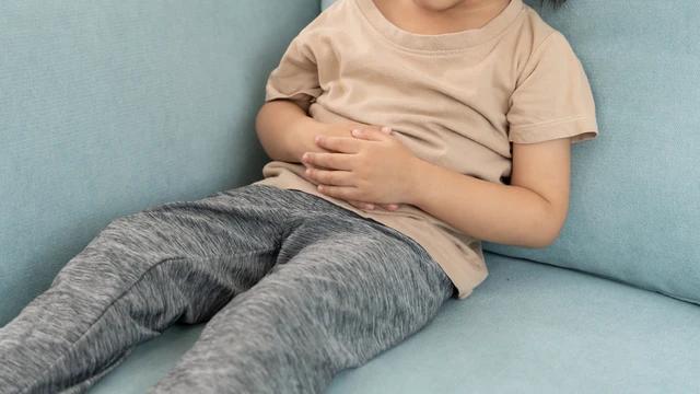 bai-viet/be-gai-3-tuoi-bi-dau-vung-kin-do-dau-cach-xu-tri-cha-me-can-biet.html