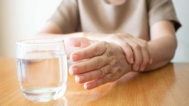 bai-viet/nguyen-nhan-va-cach-dieu-tri-tay-bi-run-khi-cam-do-vat-70974.html