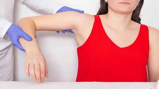 bai-viet/nhan-biet-dau-hieu-nhat-riu-trong-trat-khop-vai.html