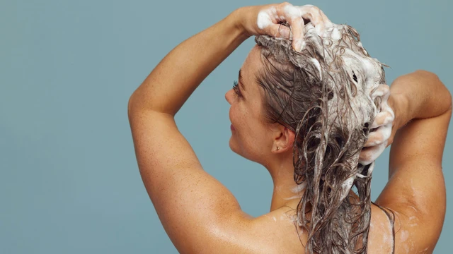 bai-viet/nhung-loai-dau-goi-lam-phai-mau-toc-nhuom-ma-ban-nen-tranh.html