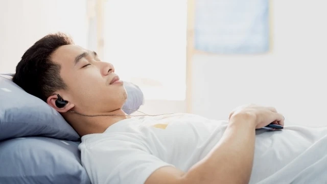 bai-viet/nhung-nguy-co-tiem-an-cua-thoi-quen-deo-tai-nghe-khi-ngu-69808.html