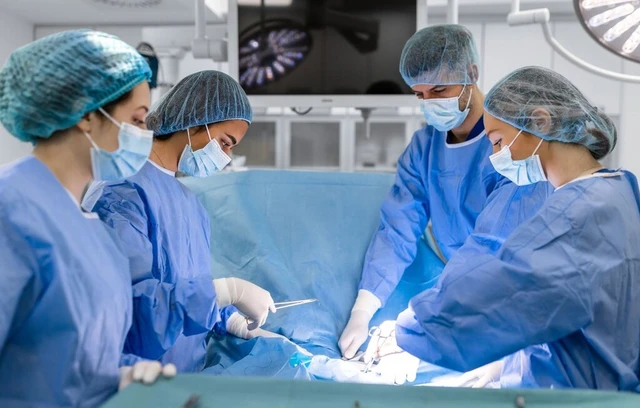 bai-viet/mo-nang-nieu-ron-o-tre-khi-nao-can-thuc-hien-va-tai-sao.html