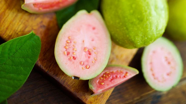 bai-viet/bat-ngo-truoc-loi-ich-cua-oi-ruot-hong-voi-suc-khoe.html