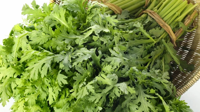 bai-viet/rau-cai-cuc-co-an-song-duoc-khong-loi-ich-rui-ro-va-cach-an-an-toan.html