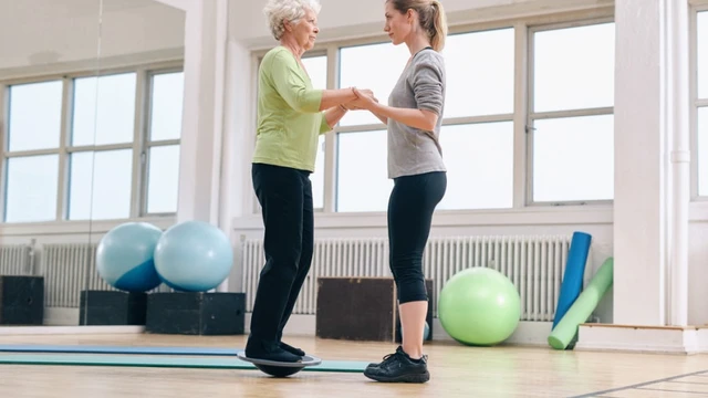 bai-viet/roi-loan-dang-di-o-nguoi-gia-nguyen-nhan-trieu-chung-cach-danh-gia-va-dieu-tri.html