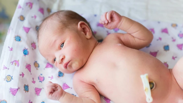 bai-viet/ron-tre-so-sinh-bi-uot-la-do-dau-va-nen-xu-ly-nhu-the-nao-52071.html