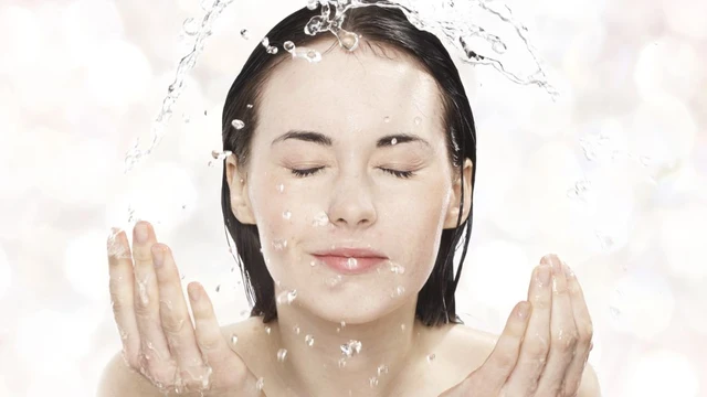 bai-viet/rua-mat-bao-lau-la-du-mot-so-luu-y-khi-rua-mat-de-khong-anh-huong-den-lan-da.html