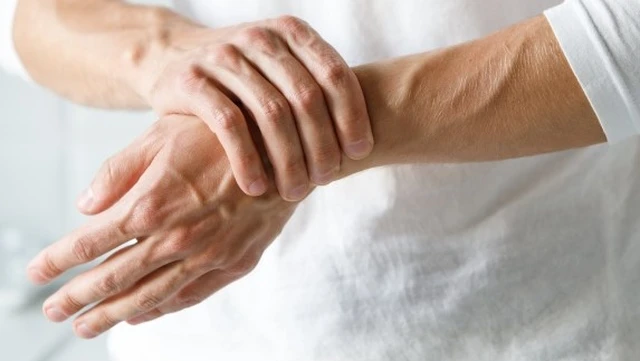 bai-viet/sang-ngu-day-bi-sung-tay-nguyen-nhan-va-cach-phong-ngua-65863.html