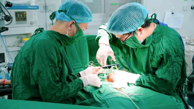 bai-viet/sau-2-ngay-dau-vung-kin-be-trai-14-tuoi-buoc-cat-bo-mot-ben-tinh-hoan-hoai-tu-10009.html