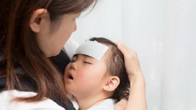 bai-viet/sau-khi-uong-thuoc-ha-sot-tre-toat-mo-hoi-co-sao-khong-71058.html