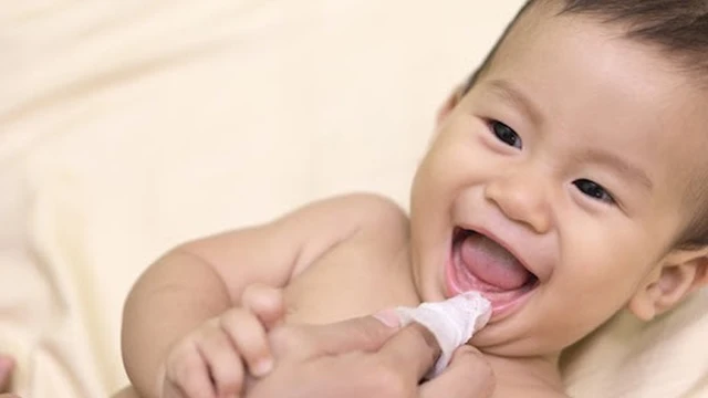 bai-viet/huong-dan-ve-sinh-mieng-cho-tre-so-sinh-dung-cach-61802.html