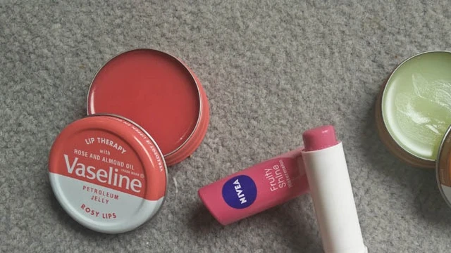 bai-viet/so-sanh-son-duong-nivea-va-vaseline-loai-nao-tot-hon-59034.html