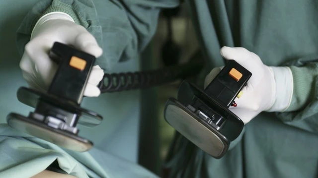 bai-viet/soc-dien-ngoai-long-nguc-va-3-buoc-thuc-hien-trong-cap-cuu.html