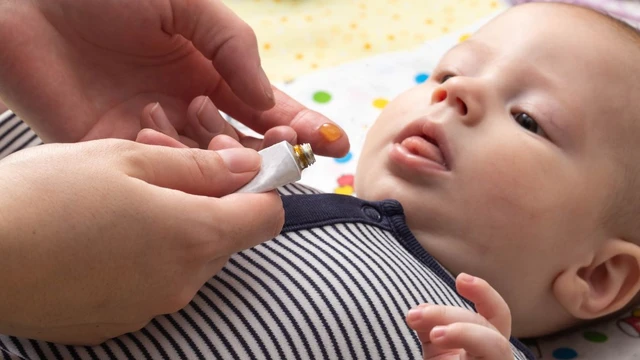 Có nên dùng su bạc bôi tay chân miệng cho trẻ? Lợi ích và lưu ý khi sử dụng