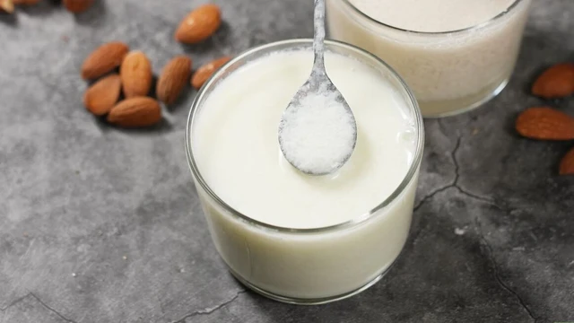 Sữa tươi bị vón cục có làm sao không? Cách nhận biết sữa tươi bị hỏng