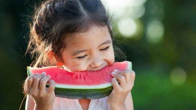 bai-viet/mot-so-tac-hai-cua-dua-hau-den-suc-khoe-neu-an-khong-dung-cach.html