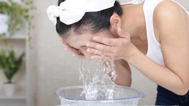 bai-viet/tac-hai-cua-viec-rua-mat-bang-nuoc-da-la-gi-huong-dan-rua-mat-dung-cach.html