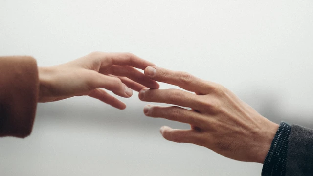 bai-viet/tai-sao-2-nguoi-cham-nhau-bi-dien-giat-meo-phong-ngua-tinh-dien-khi-tiep-xuc-voi-nguoi-khac.html