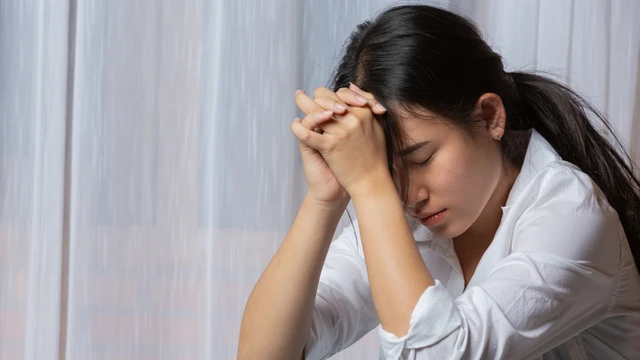 bai-viet/tai-sao-khoc-nhieu-lai-dau-dau-lam-gi-khi-thay-nguoi-khac-khoc.html