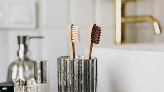 bai-viet/dat-ban-chai-danh-rang-trong-nha-tam-nhieu-tac-hai-khong-ngo.html