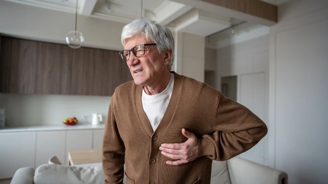 bai-viet/thinh-thoang-bi-nhoi-tim-vai-giay-la-dau-hieu-gi-nguyen-nhan-va-cach-xu-ly-an-toan.html