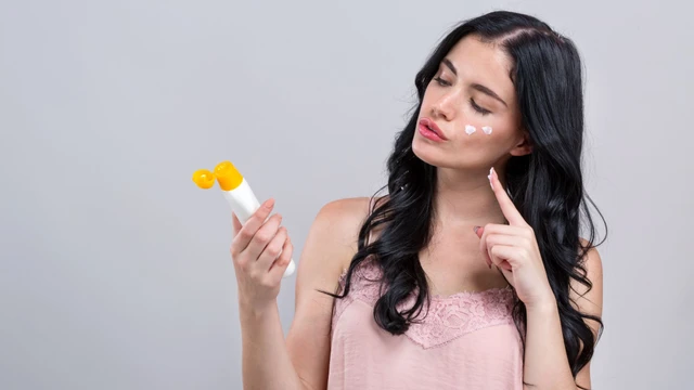 bai-viet/thoa-kem-chong-nang-nen-vo-kem-vao-da-hay-xoa-deu-biet-dieu-nay-giup-ban-khong-lam-that-thoat-collagen.html