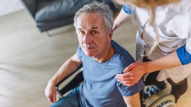 bai-viet/thoat-vi-ben-o-nguoi-gia-la-gi-trieu-chung-va-bien-chung.html