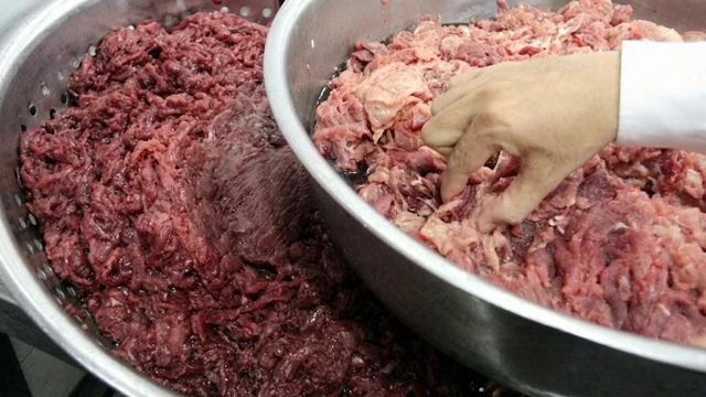 bai-viet/thu-loi-bat-chinh-tu-thit-bo-gia-hang-tram-ky-nghi-chua-hoa-chat-tuon-ra-thi-truong-10009.html