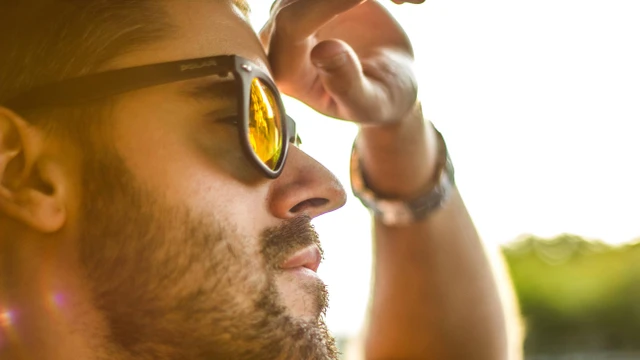 bai-viet/tia-tu-ngoai-la-gi-loi-ich-va-tac-hai-cua-tia-tu-ngoai-can-biet.html