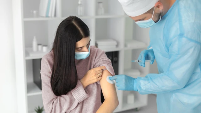 bai-viet/tiem-vac-xin-covid-co-duoc-uong-thuoc-tranh-thai-khong.html