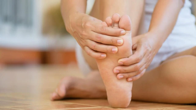 bai-viet/tong-hop-cac-cach-chua-bong-gan-ban-chan-tai-nha-hieu-qua-51293.html