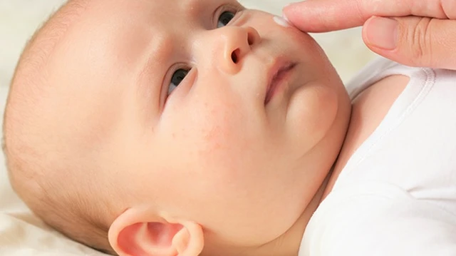 bai-viet/top-5-kem-duong-am-cho-tre-so-sinh-bi-cham-sua-59863.html