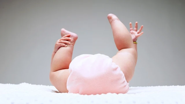 bai-viet/tre-1-thang-tuoi-di-ngoai-may-lan-mot-ngay-la-binh-thuong.html