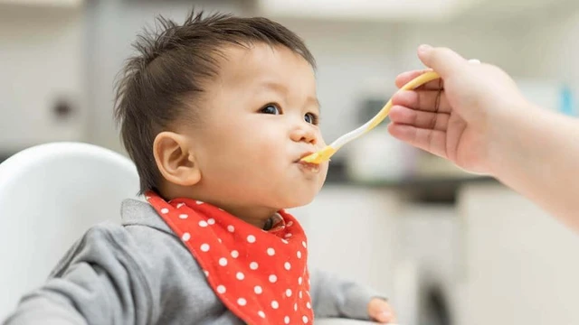 bai-viet/tre-7-thang-an-duoc-vang-sua-khong-nhung-dieu-can-luu-y-khi-cho-tre-an-vang-sua.html