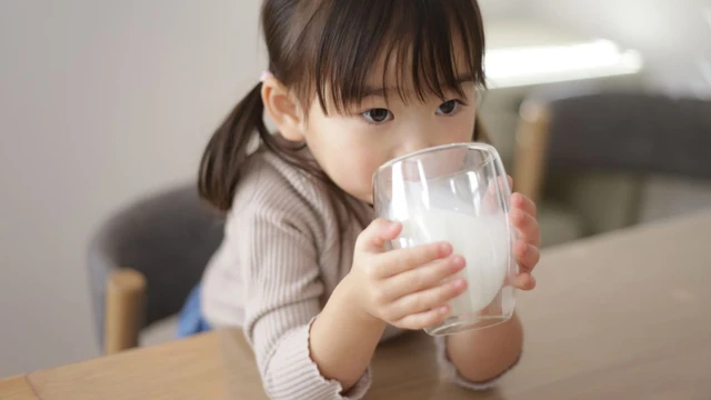 Góc thắc mắc: Trẻ bị viêm ruột có nên uống sữa tươi hay không?