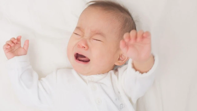 bai-viet/tre-so-sinh-bi-giat-chan-tay-khi-ngu-do-dau.html