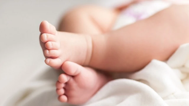 bai-viet/tre-so-sinh-bi-run-chan-phai-lam-sao-63252.html