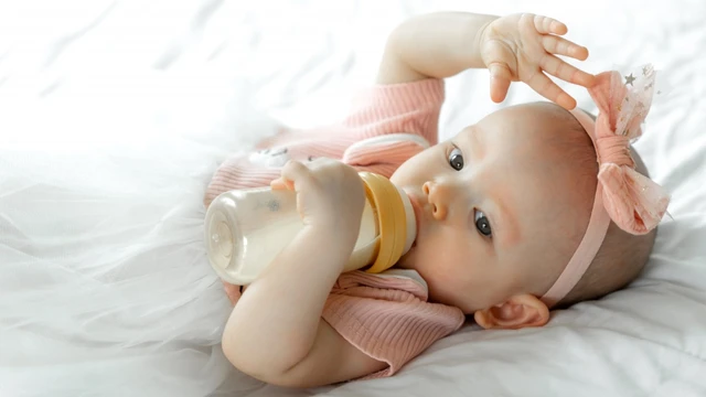 bai-viet/tre-so-sinh-bi-tao-bon-nen-uong-sua-gi-lam-the-nao-de-chon-sua-tot-nhat-cho-be.html