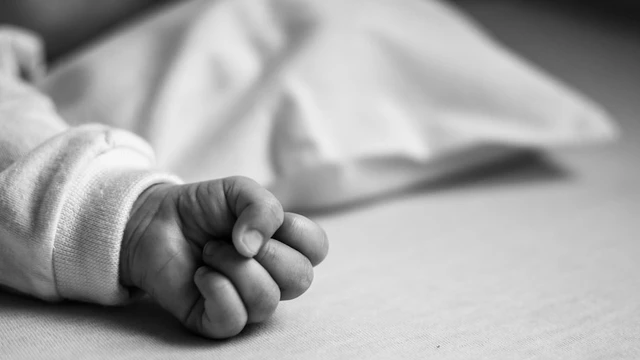 bai-viet/can-trong-khi-tre-so-sinh-bi-tham-dau-ngon-tay.html