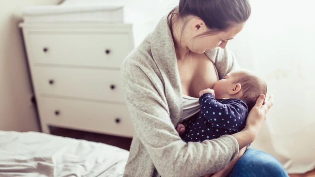 bai-viet/tre-so-sinh-bu-me-bi-tieu-chay-phai-lam-sao-dau-hieu-va-cach-xu-tri.html