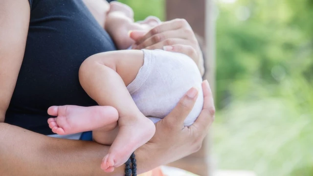 bai-viet/tre-so-sinh-di-ngoai-co-bot-me-nen-an-gi-khong-nen-an-gi.html