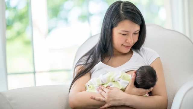 bai-viet/tre-so-sinh-di-ngoai-co-hat-vang-kem-nuoc-co-binh-thuong-khong.html