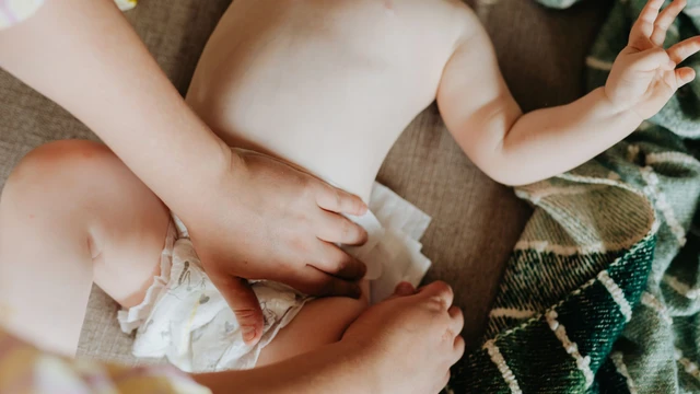 bai-viet/tre-so-sinh-di-ngoai-co-hat-vang-la-gi-cach-theo-doi-va-cham-soc-tre.html