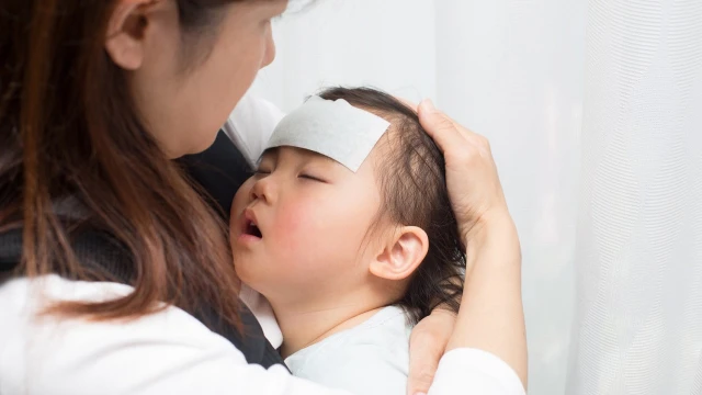 bai-viet/tre-sot-nhe-keo-dai-nhieu-ngay-cha-me-dung-nen-chu-quan-xem-thuong-52905.html